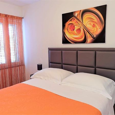 Villa Pino With Pool, Sauna & Jacuzzi 佩特坎内 外观 照片