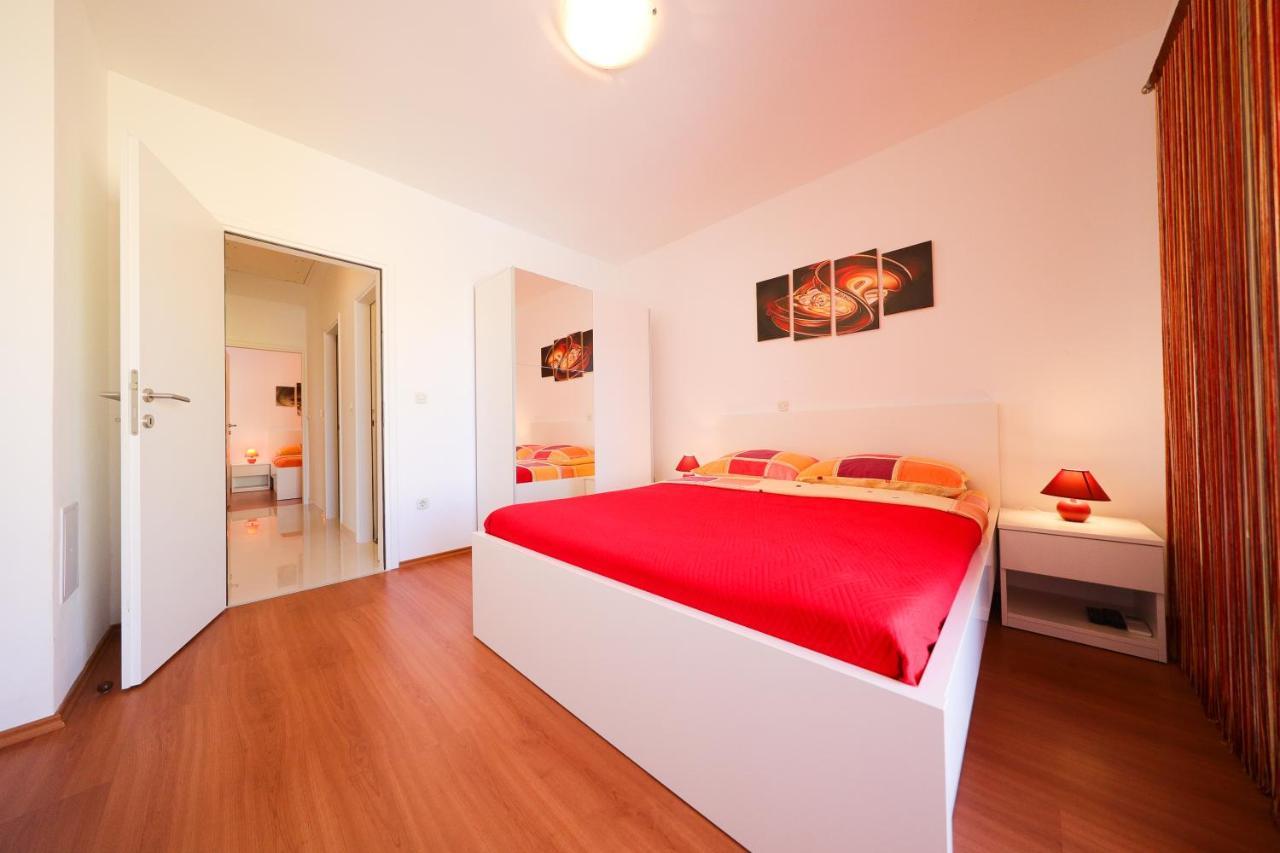 Villa Pino With Pool, Sauna & Jacuzzi 佩特坎内 外观 照片