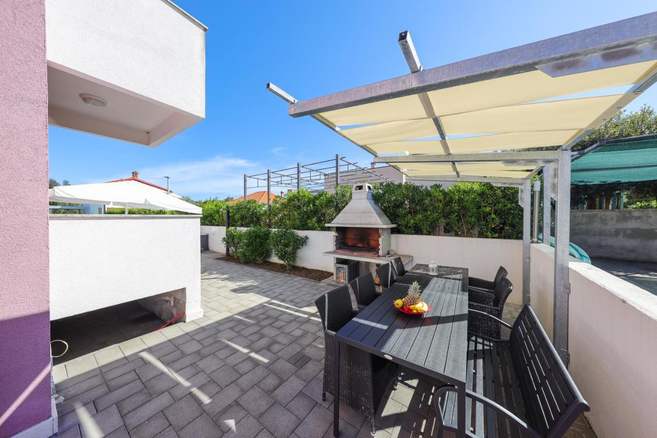 Villa Pino With Pool, Sauna & Jacuzzi 佩特坎内 外观 照片