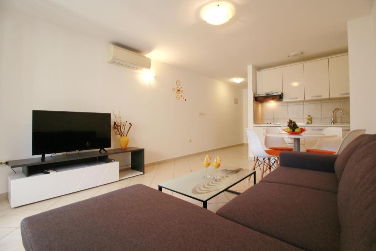 Villa Pino With Pool, Sauna & Jacuzzi 佩特坎内 外观 照片