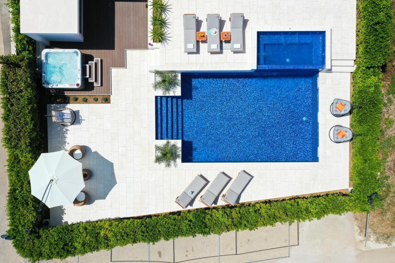 Villa Pino With Pool, Sauna & Jacuzzi 佩特坎内 外观 照片