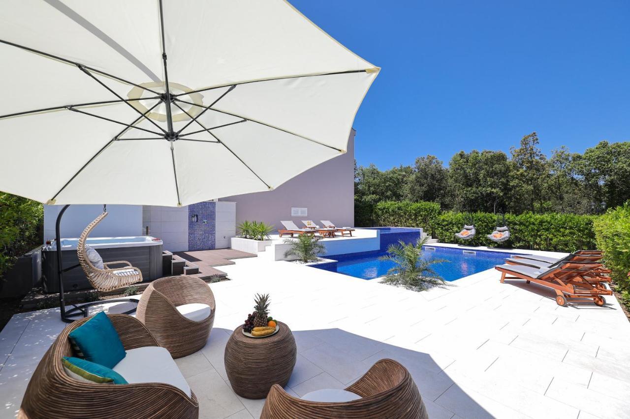 Villa Pino With Pool, Sauna & Jacuzzi 佩特坎内 外观 照片