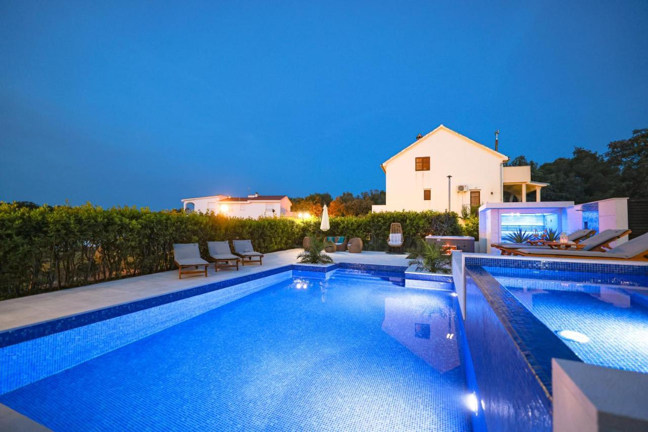 Villa Pino With Pool, Sauna & Jacuzzi 佩特坎内 外观 照片