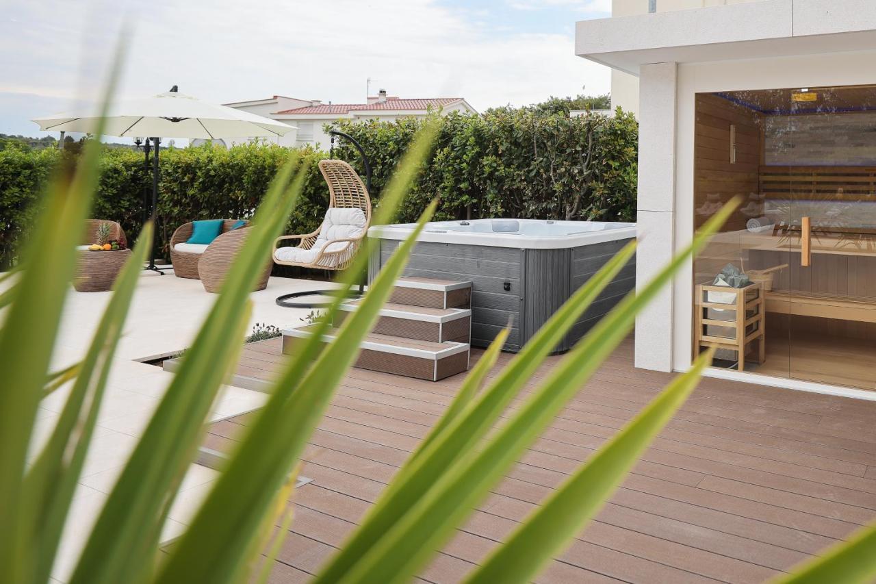 Villa Pino With Pool, Sauna & Jacuzzi 佩特坎内 外观 照片