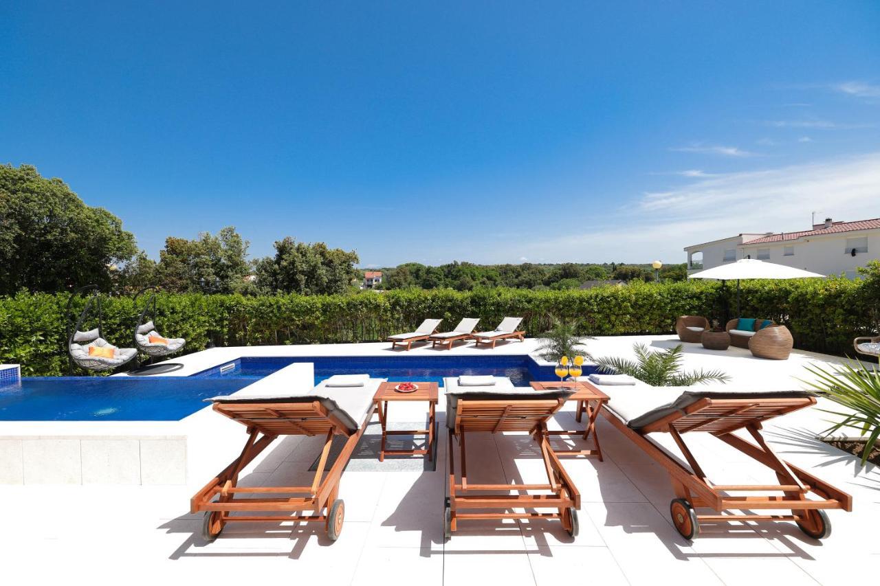 Villa Pino With Pool, Sauna & Jacuzzi 佩特坎内 外观 照片