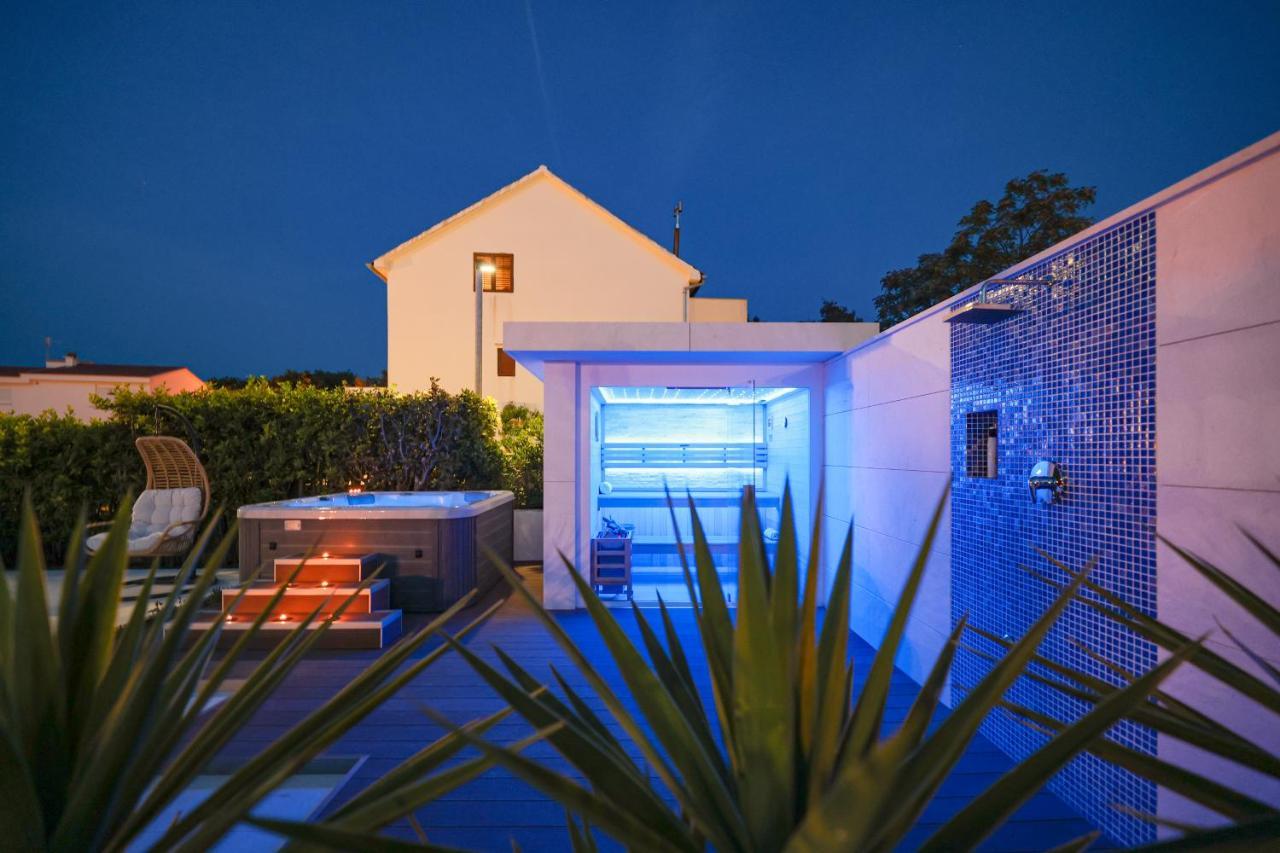 Villa Pino With Pool, Sauna & Jacuzzi 佩特坎内 外观 照片