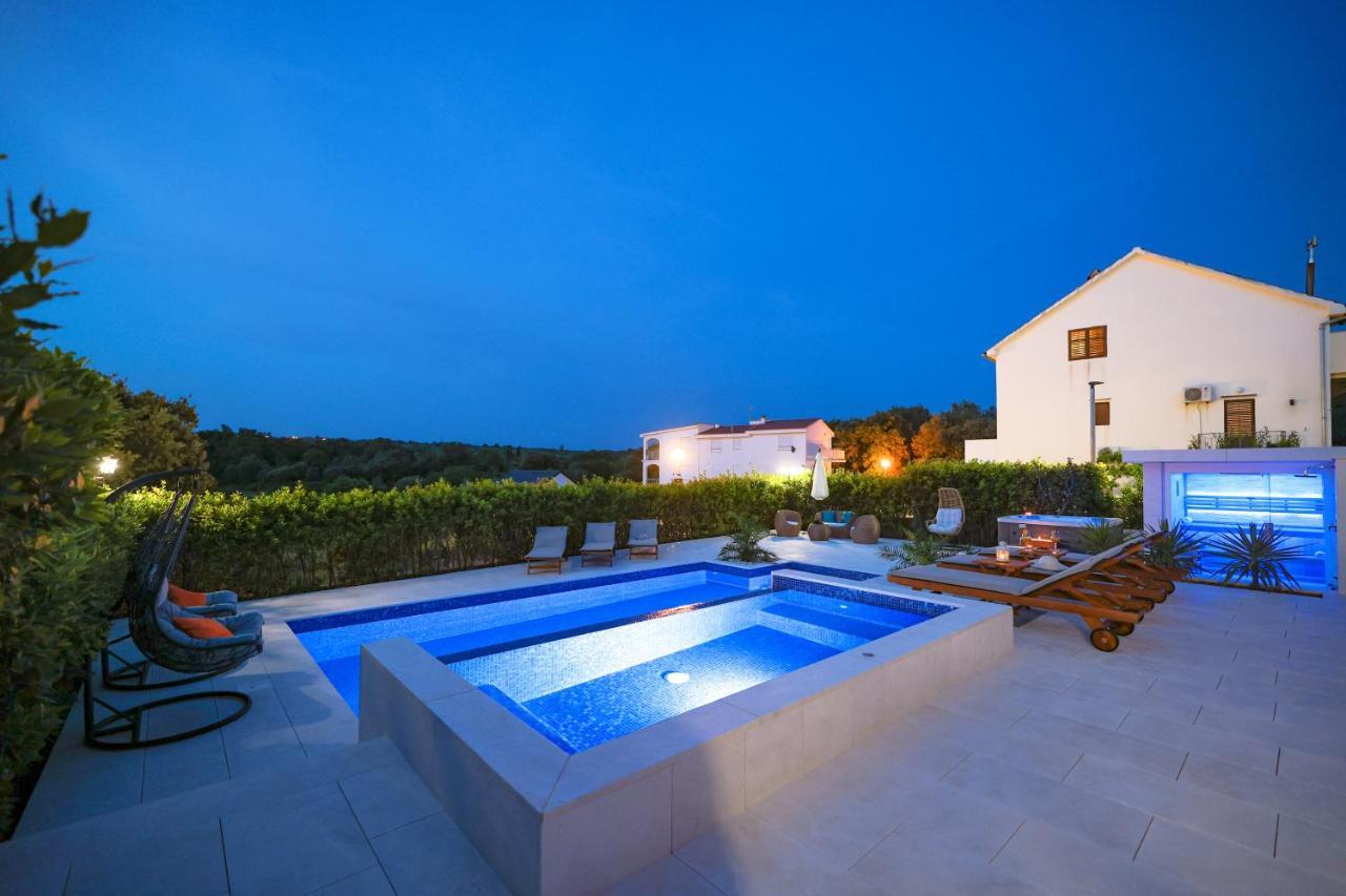 Villa Pino With Pool, Sauna & Jacuzzi 佩特坎内 外观 照片