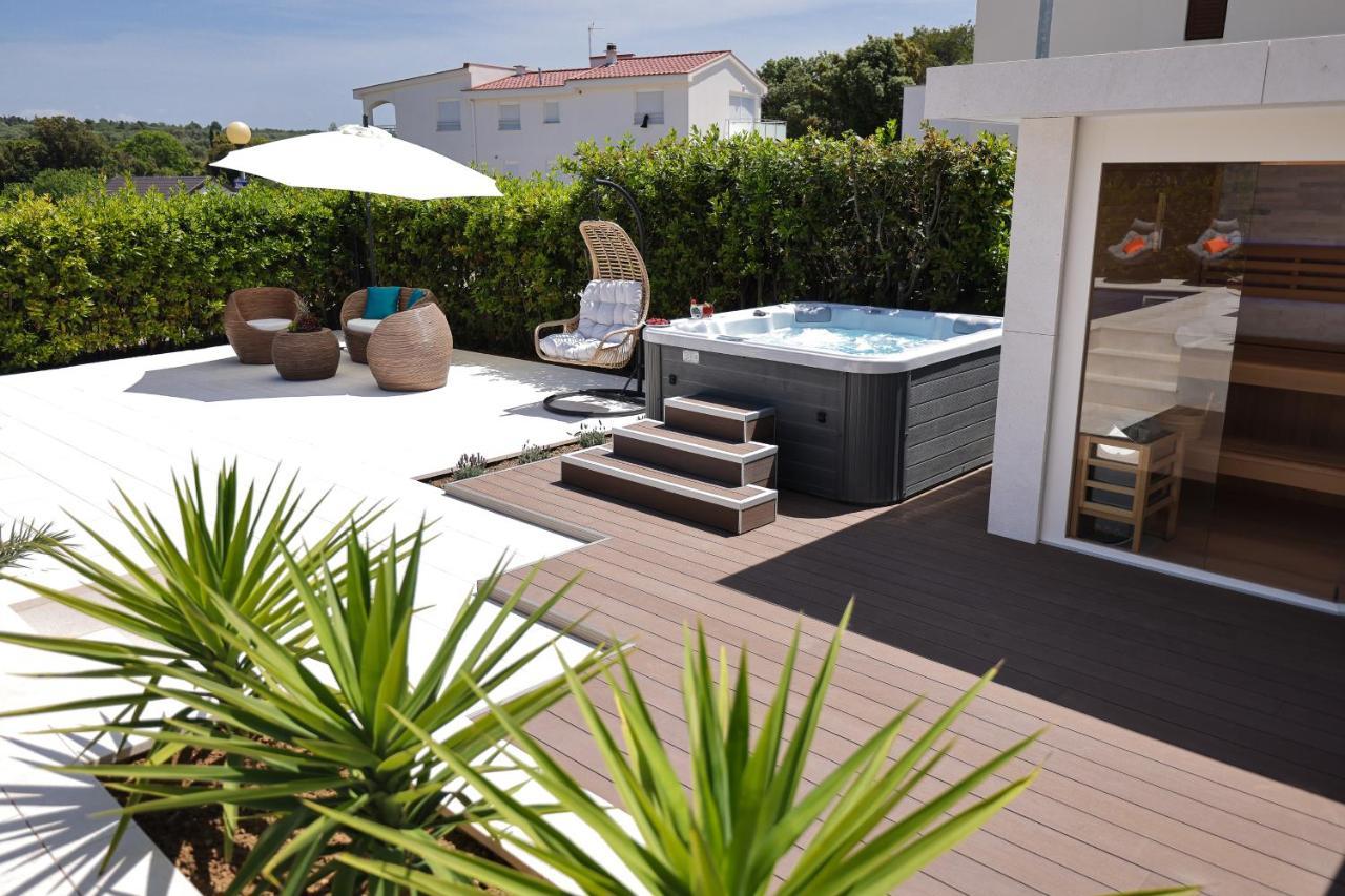Villa Pino With Pool, Sauna & Jacuzzi 佩特坎内 外观 照片