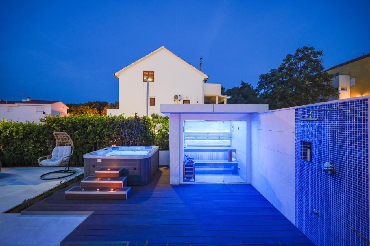 Villa Pino With Pool, Sauna & Jacuzzi 佩特坎内 外观 照片