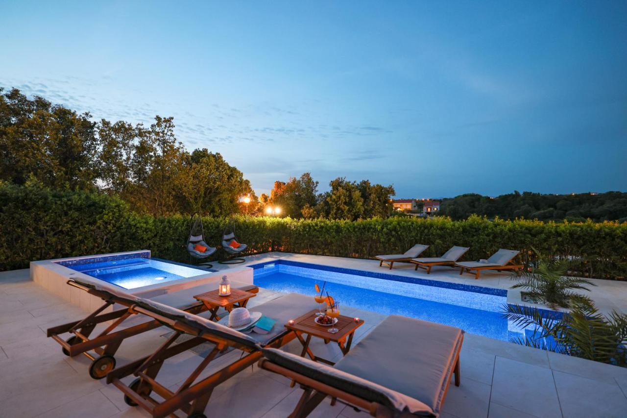 Villa Pino With Pool, Sauna & Jacuzzi 佩特坎内 外观 照片