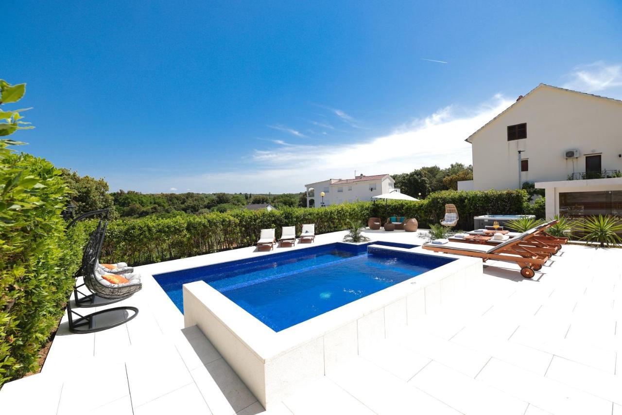 Villa Pino With Pool, Sauna & Jacuzzi 佩特坎内 外观 照片