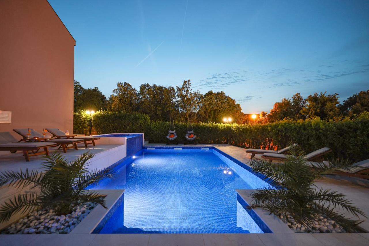 Villa Pino With Pool, Sauna & Jacuzzi 佩特坎内 外观 照片