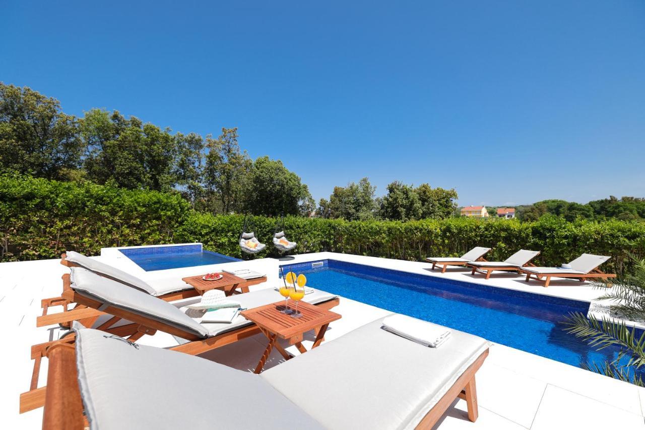 Villa Pino With Pool, Sauna & Jacuzzi 佩特坎内 外观 照片