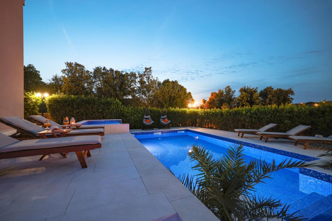 Villa Pino With Pool, Sauna & Jacuzzi 佩特坎内 外观 照片
