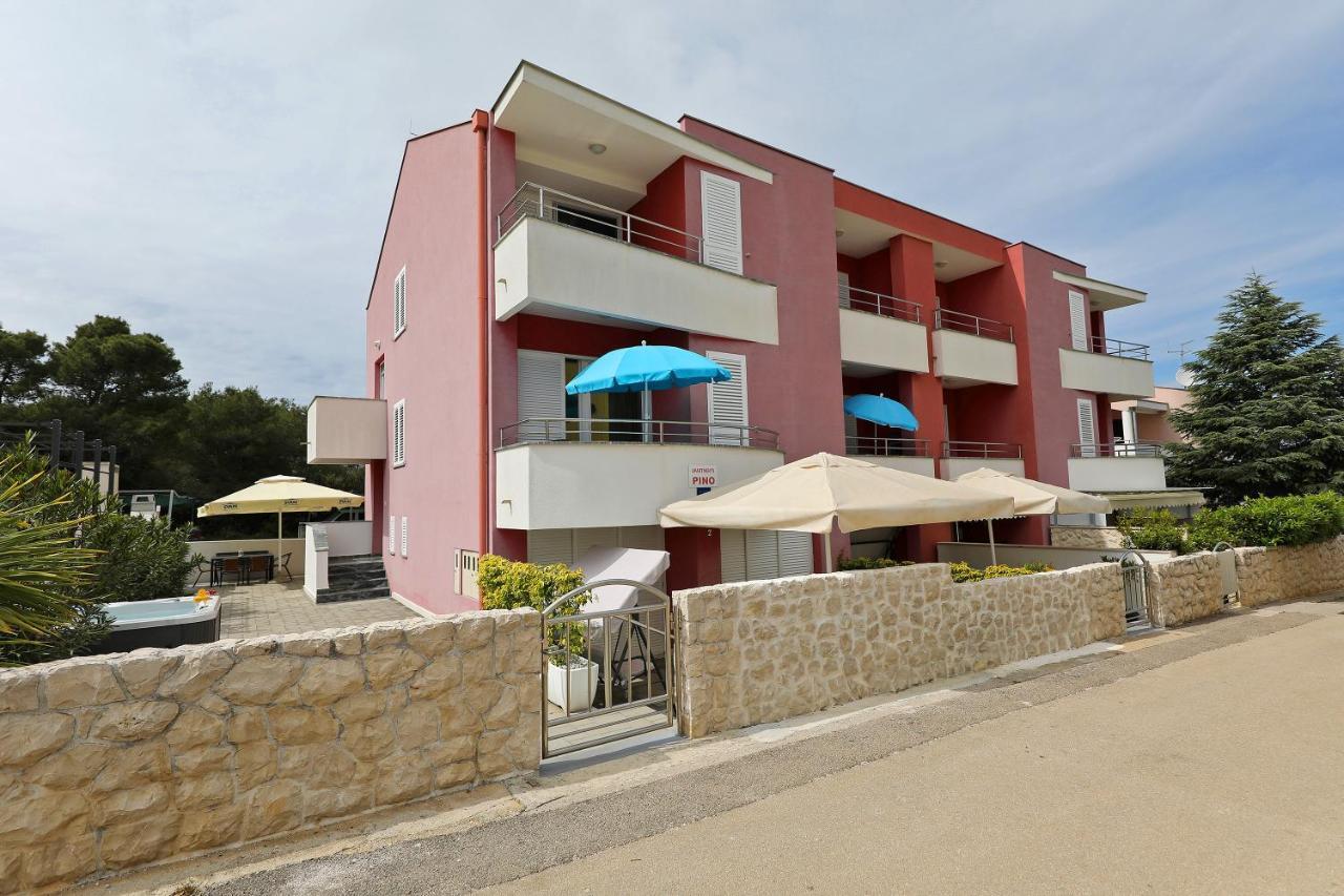 Villa Pino With Pool, Sauna & Jacuzzi 佩特坎内 外观 照片